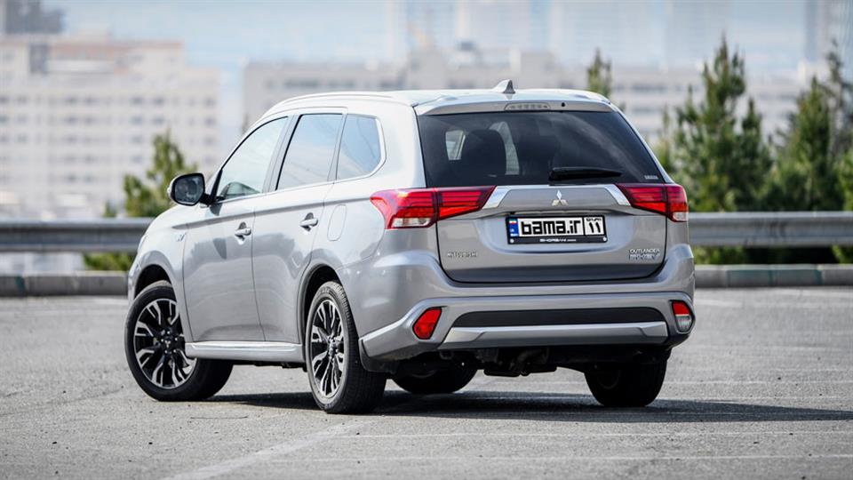 نمای عقب میتسوبیشی اوتلندر PHEV